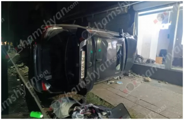 Երևանում «BMW»-ն բախվել է «Մաժոր» խանութի ցուցափեղկին և կողաշրջվել